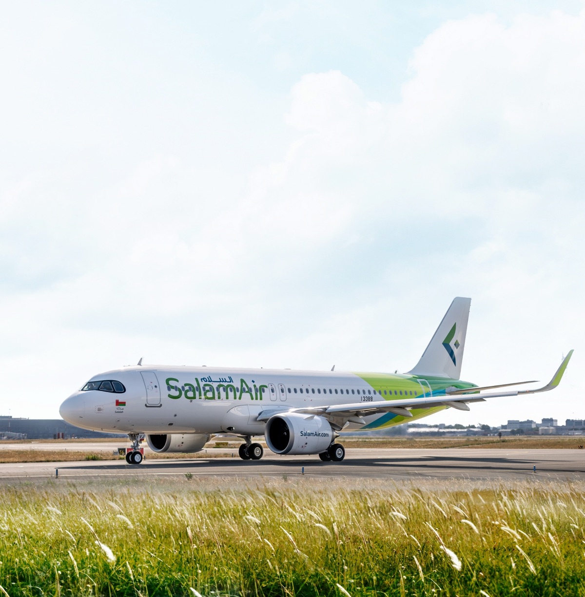 A SalamAir Airbus A320 on the taxiway
